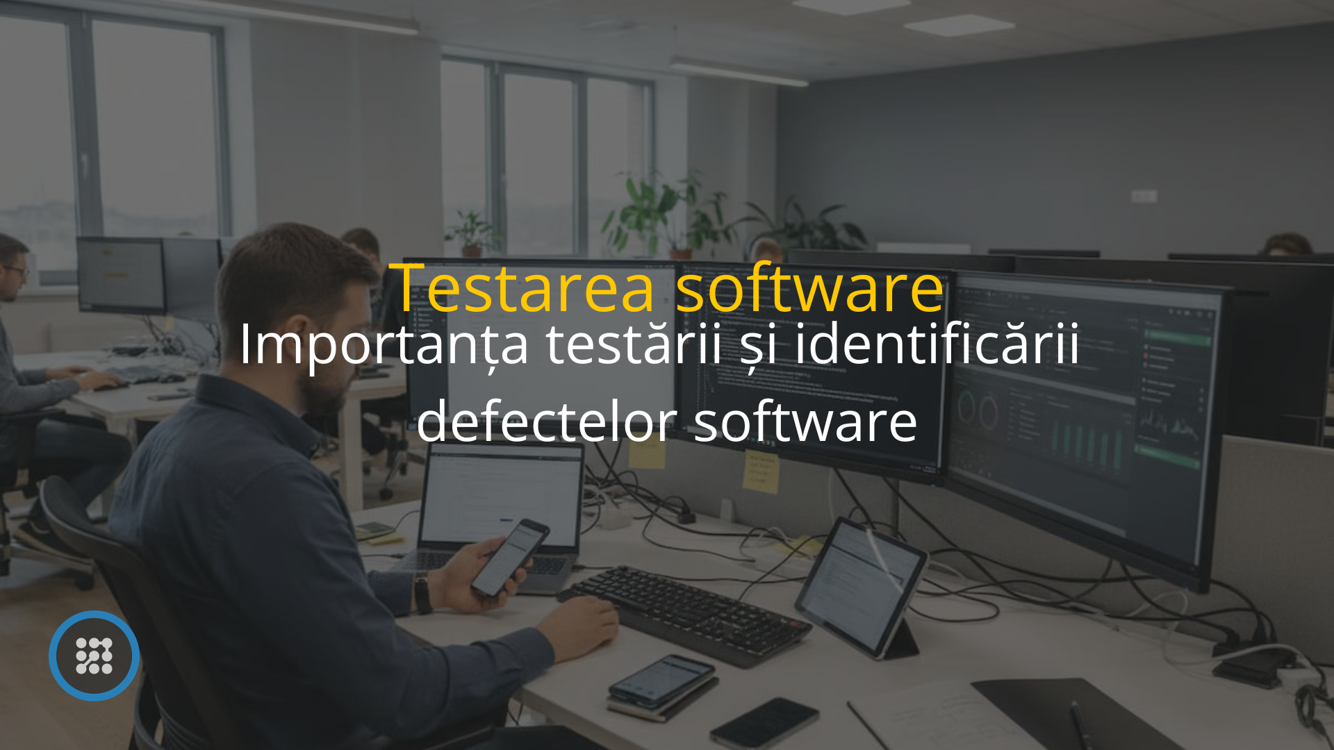 testare software - un specialist QA lucarnd la un bioru cu multiple display-uri in fata